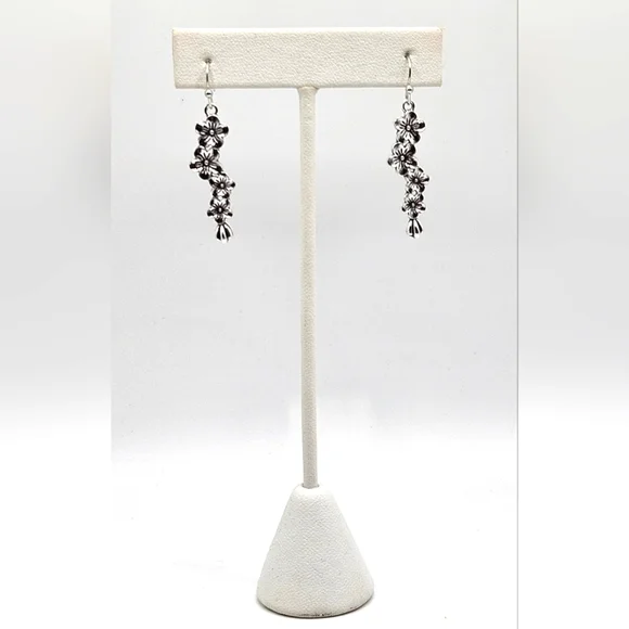 🟢3/$19🟢 Forget-Me-Not Silver Flower Dangle Earrings PIERCED Brand New - Picture 2 of 5